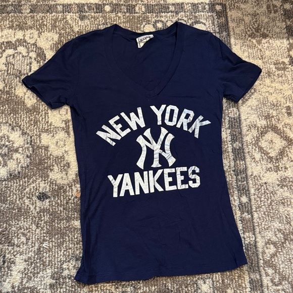 VS Pink New York Yankees V-neck T-Shirt - Picture 1 of 4